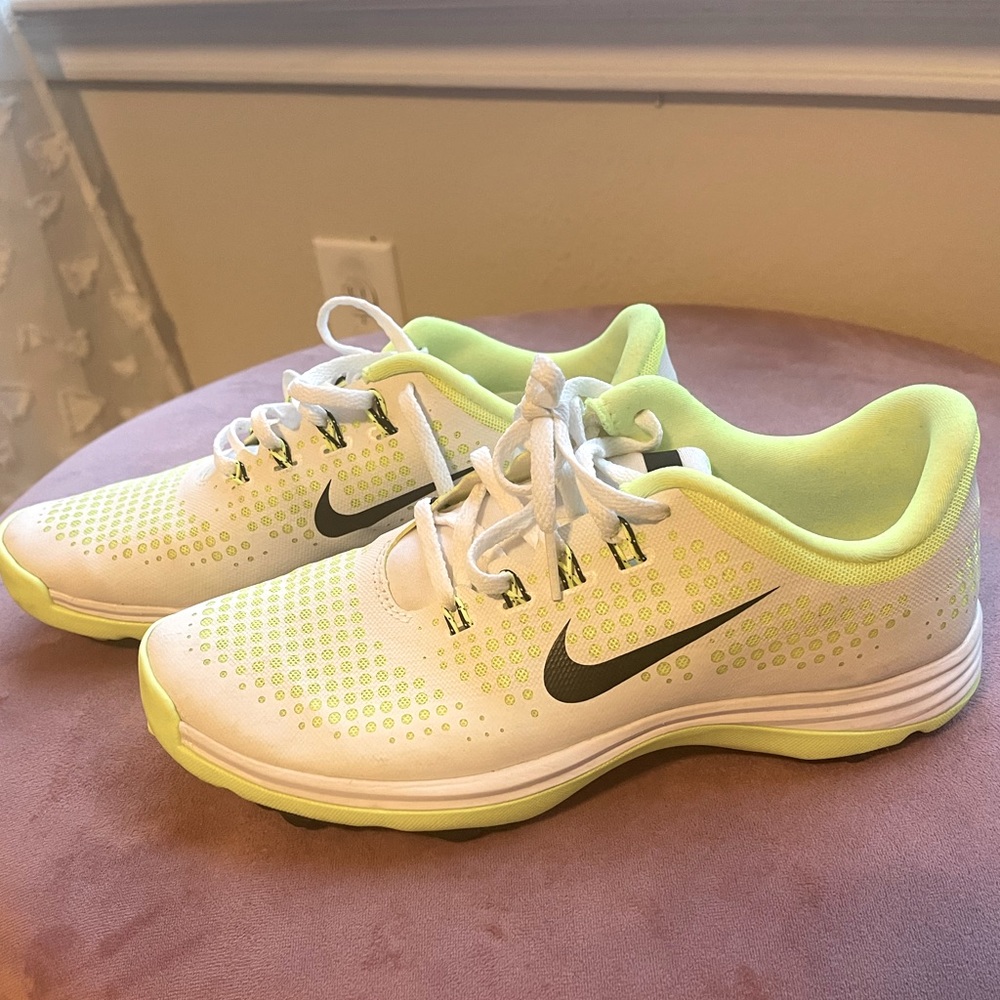 New- Nike Sneakers Size 8 Wormen